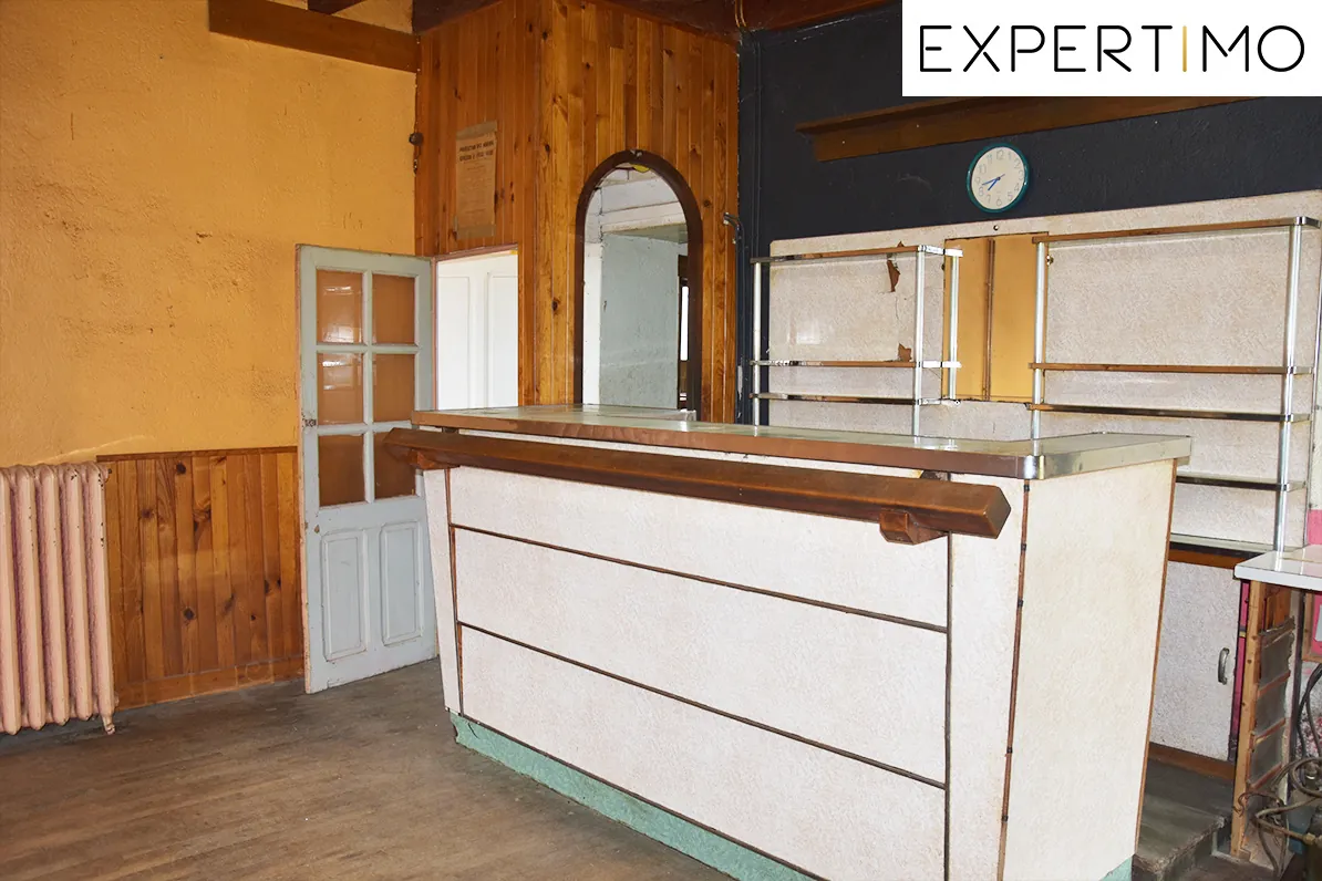 Maison à rénover de 230 m² sur grand terrain à Teilhet proche d'Ancizes 