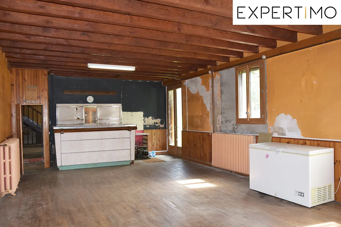 Maison à rénover de 230 m² sur grand terrain à Teilhet proche d'Ancizes 