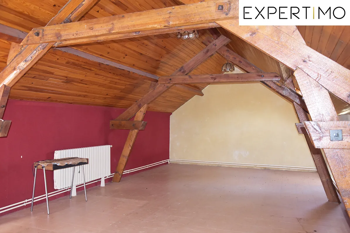 Maison à rénover de 230 m² sur grand terrain à Teilhet proche d'Ancizes 