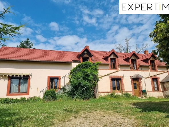 Maison à rénover de 230 m² sur grand terrain à Teilhet proche d'Ancizes