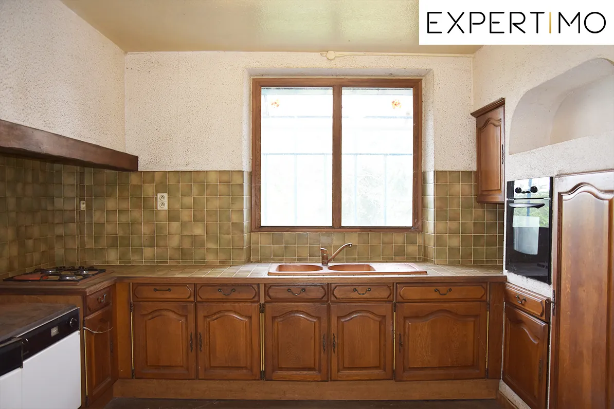 Maison à rénover de 230 m² sur grand terrain à Teilhet proche d'Ancizes 