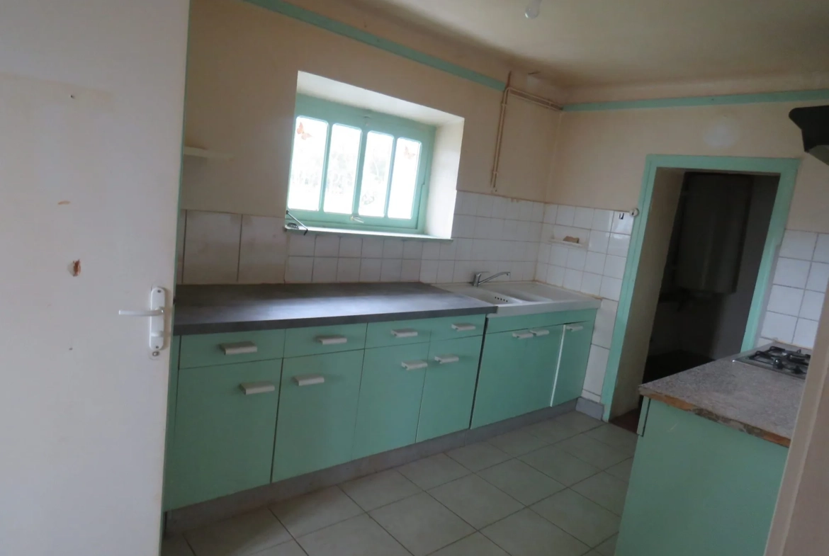Maison ancienne à rénover avec dépendances et terrain à Puntous 