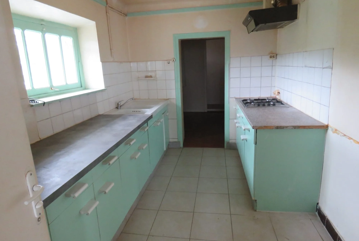 Maison ancienne à rénover avec dépendances et terrain à Puntous 