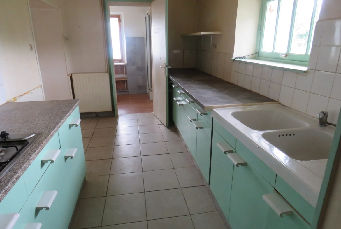 Maison ancienne à rénover avec dépendances et terrain à Puntous 