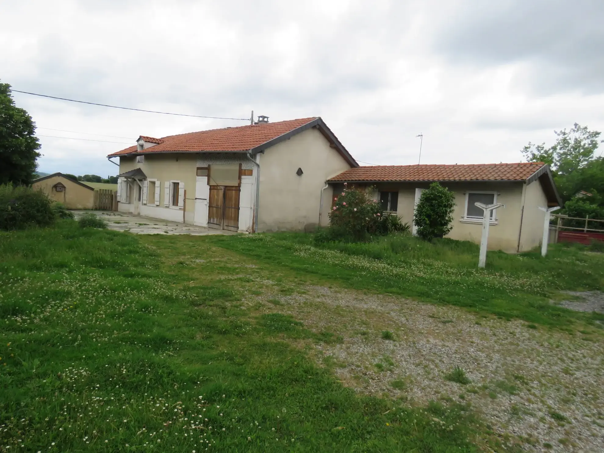Maison ancienne à rénover avec dépendances et terrain à Puntous 