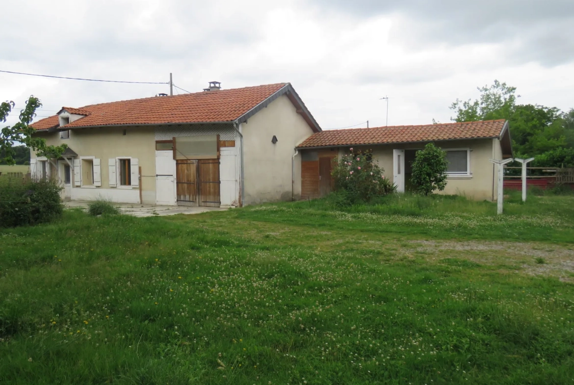 Maison ancienne à rénover avec dépendances et terrain à Puntous 