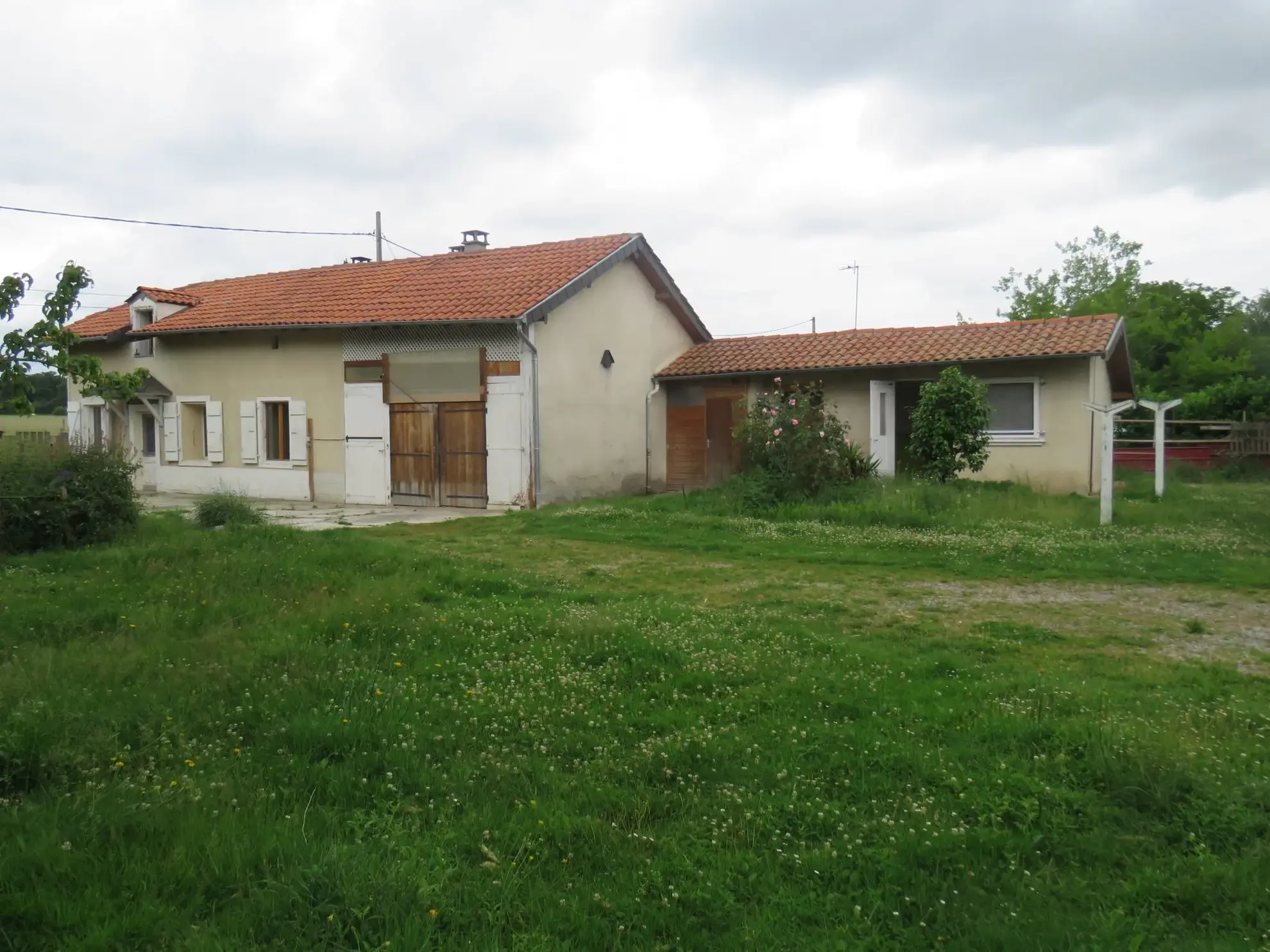 Maison ancienne à rénover avec dépendances et terrain à Puntous 