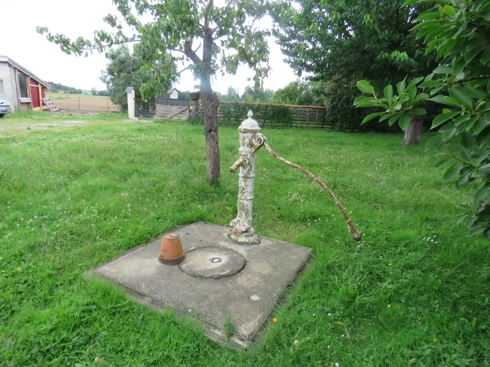 Maison ancienne à rénover avec dépendances et terrain à Puntous 