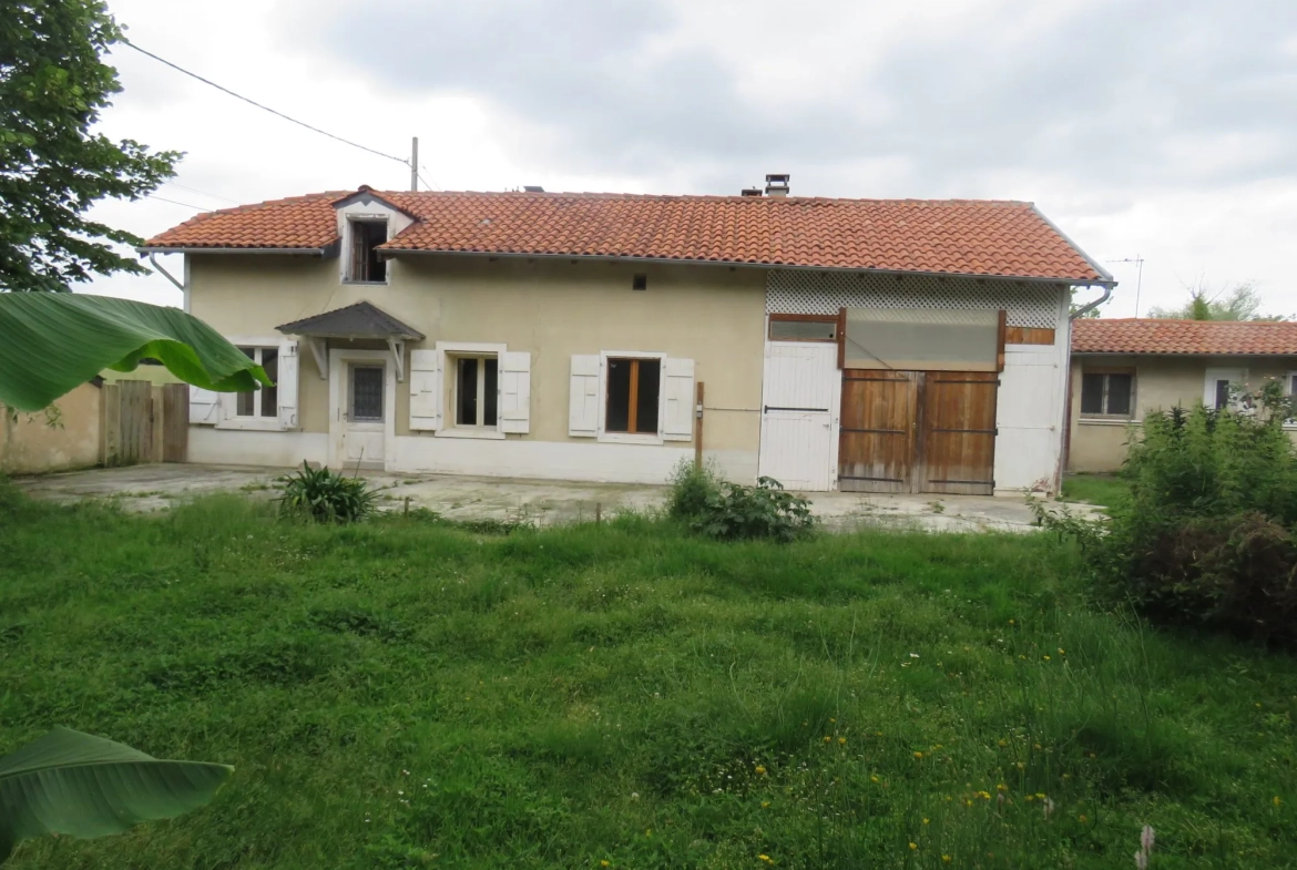 Maison ancienne à rénover avec dépendances et terrain à Puntous 