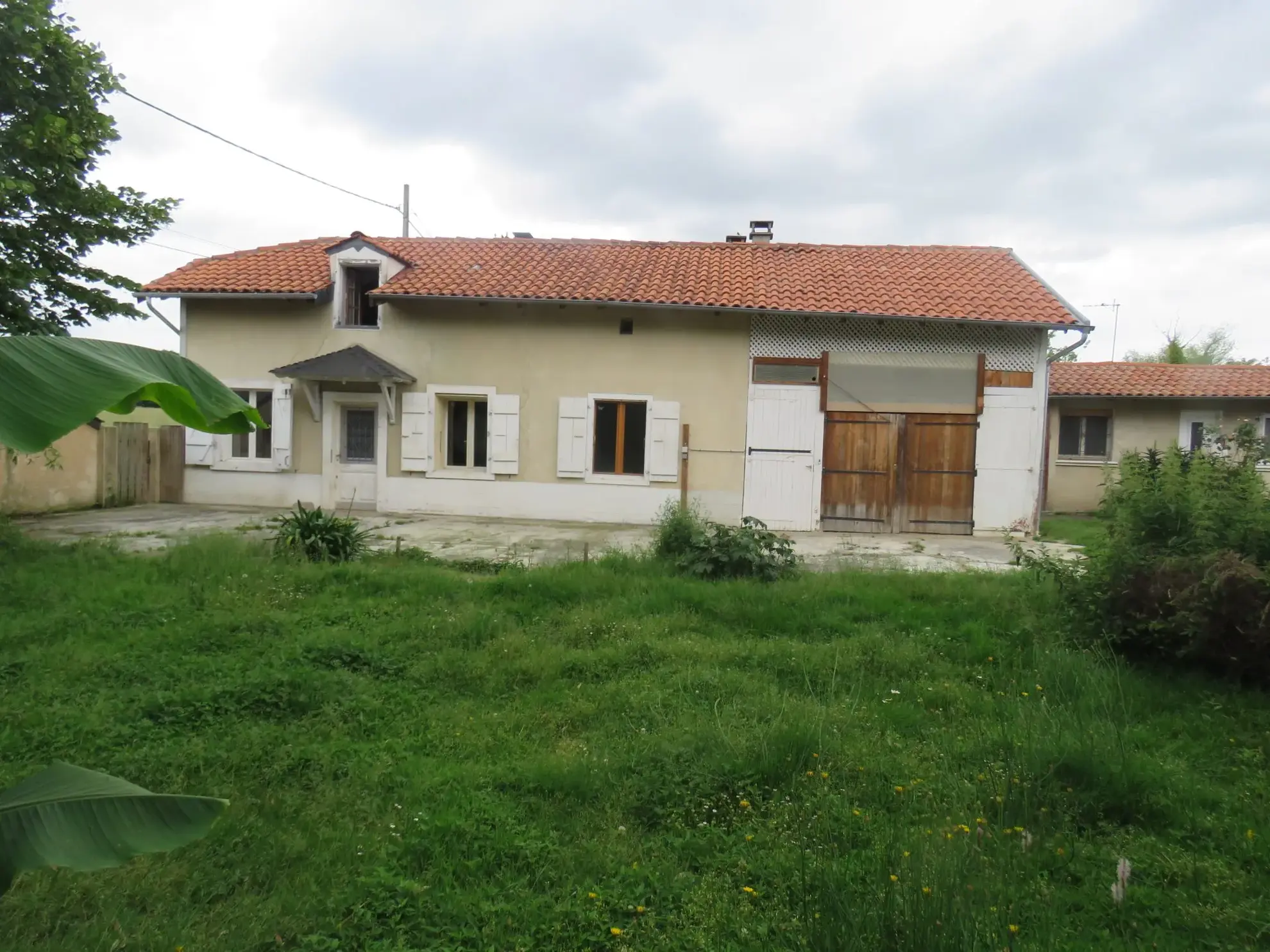 Maison ancienne à rénover avec dépendances et terrain à Puntous 