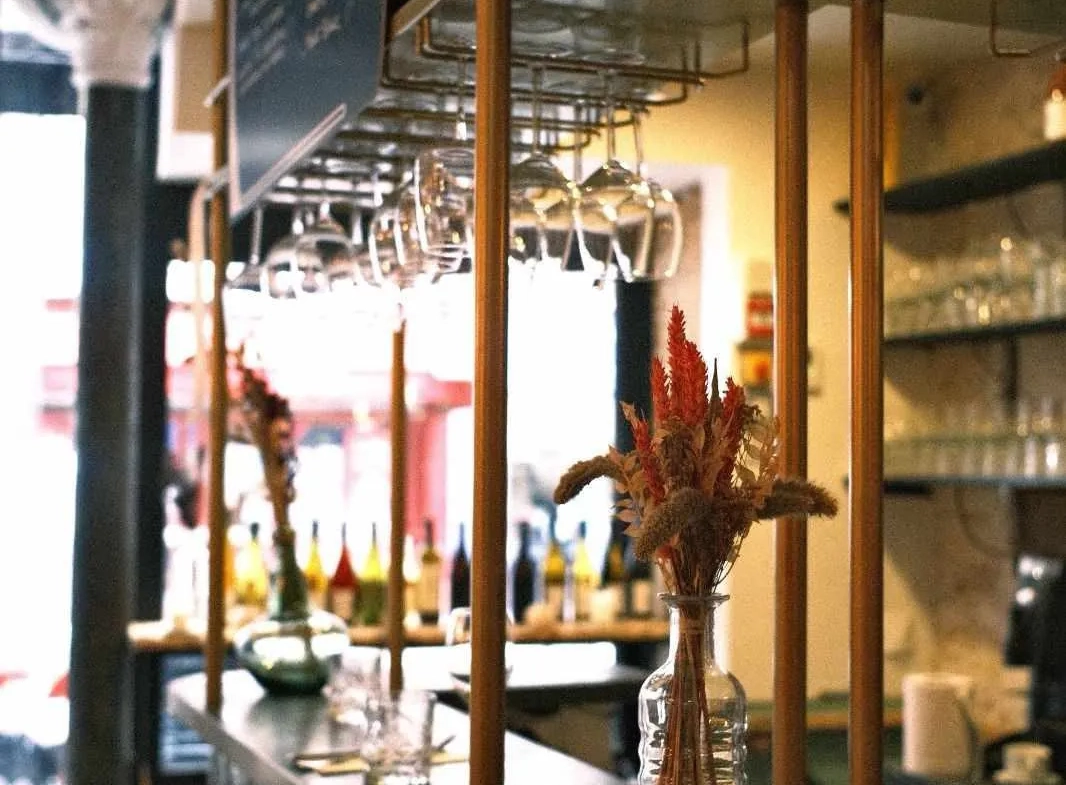 Bar à vins à vendre à Paris 9, Quartier Anvers avec terrasse et forte clientèle 