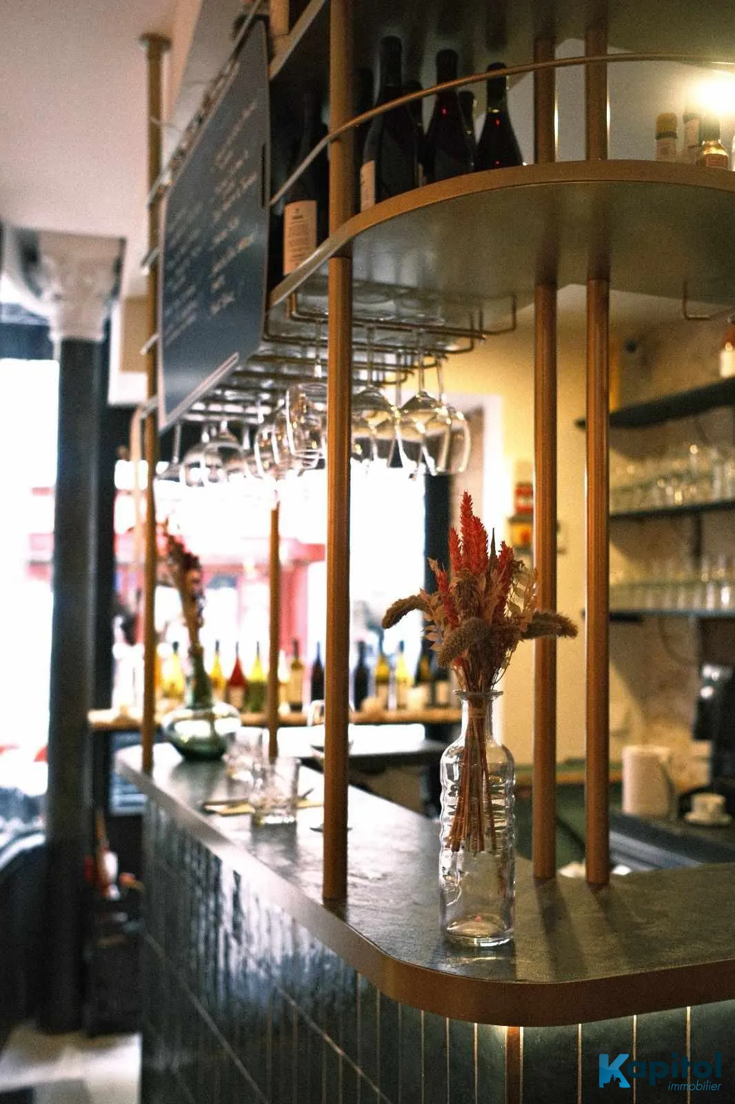 Bar à vins à vendre à Paris 9, Quartier Anvers avec terrasse et forte clientèle 