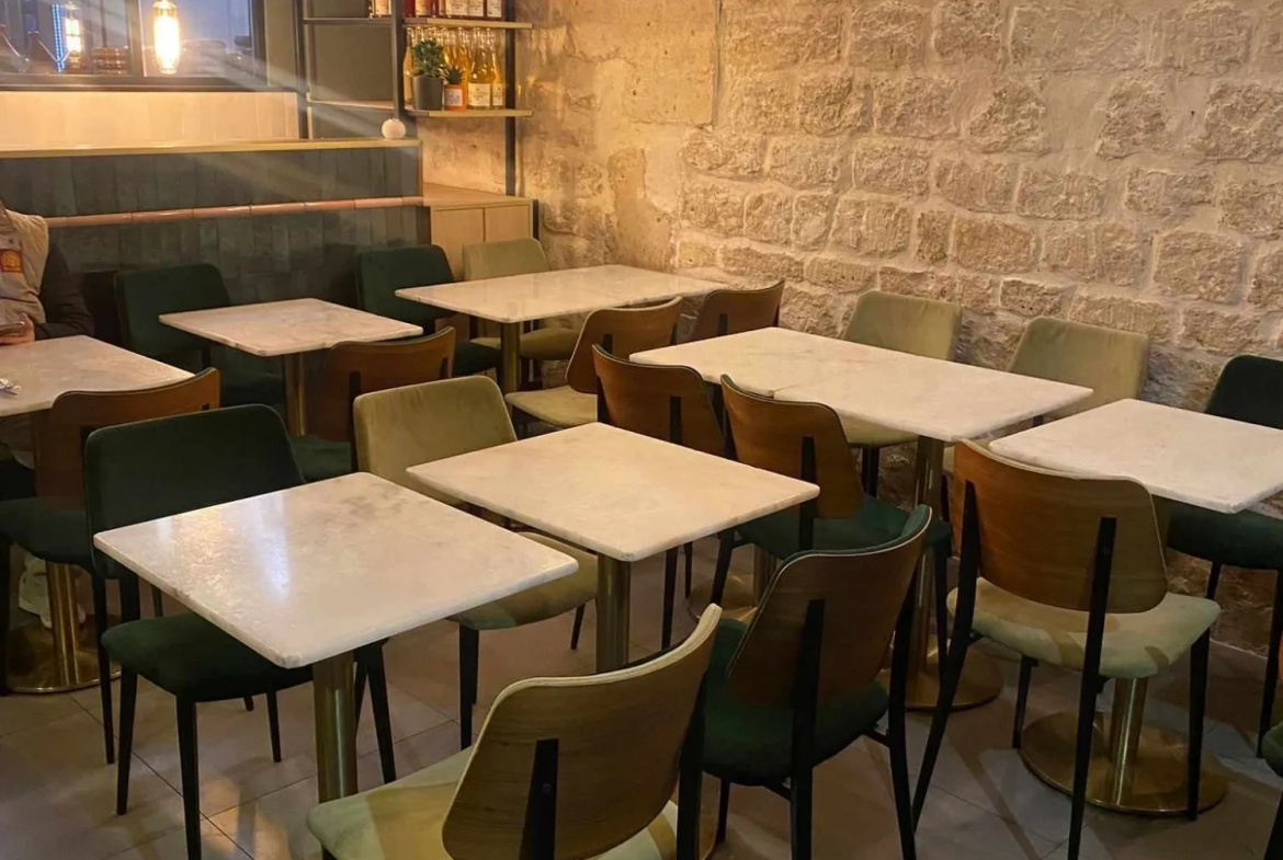 Bar à vins à vendre à Paris 9, Quartier Anvers avec terrasse et forte clientèle 