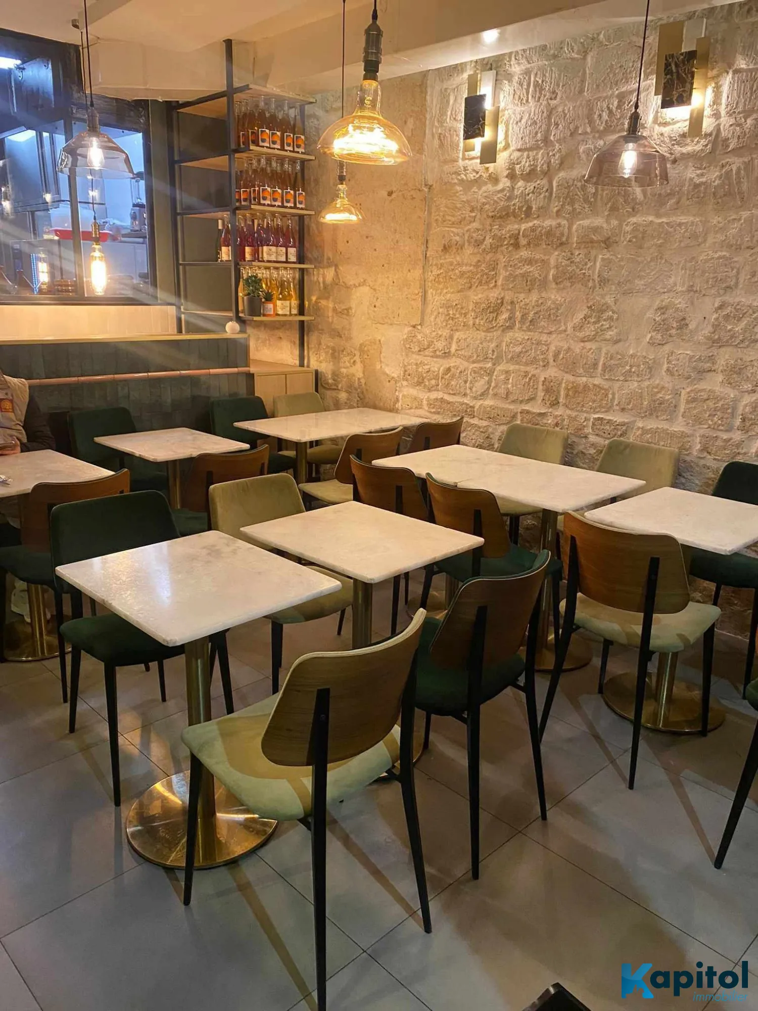 Bar à vins à vendre à Paris 9, Quartier Anvers avec terrasse et forte clientèle 