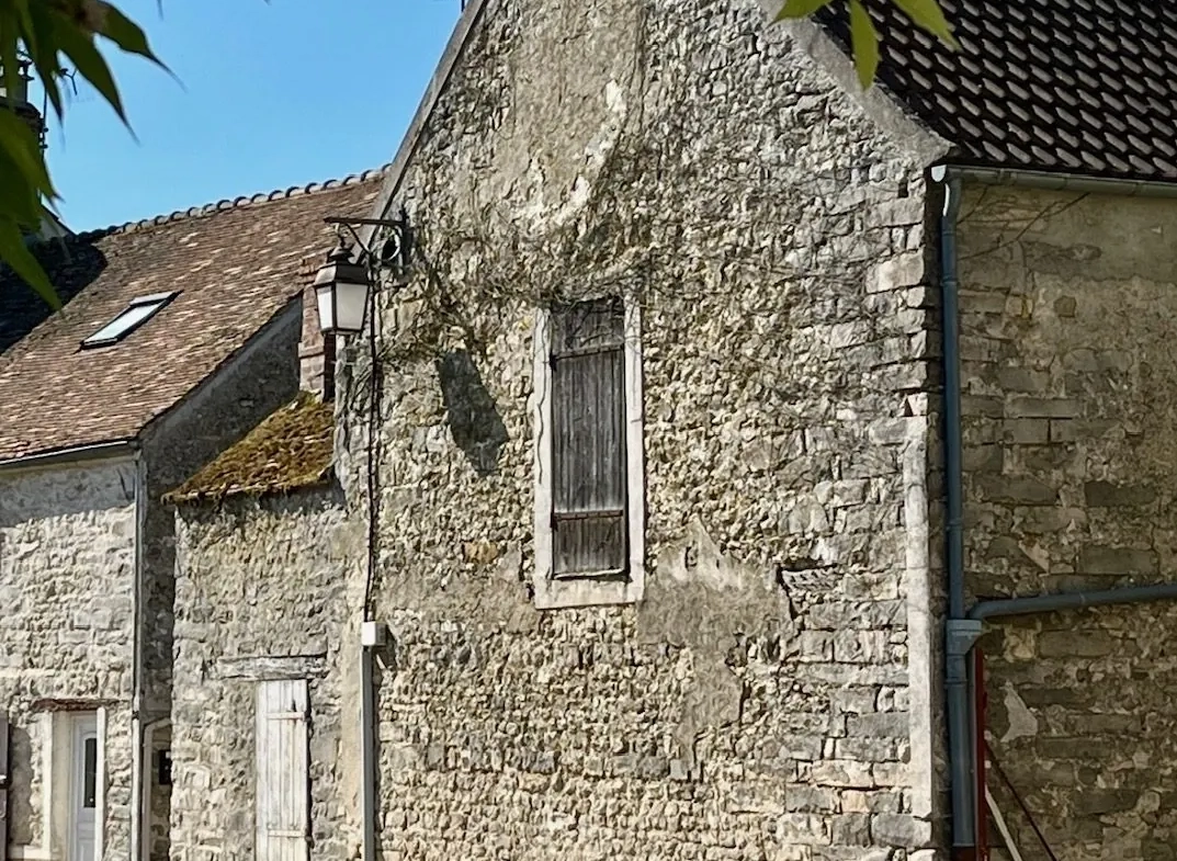 Charmante grange à rénover à Mondeville avec cave voûtée et parking sécurisé 