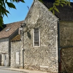Charmante grange à rénover à Mondeville avec cave voûtée et parking sécurisé