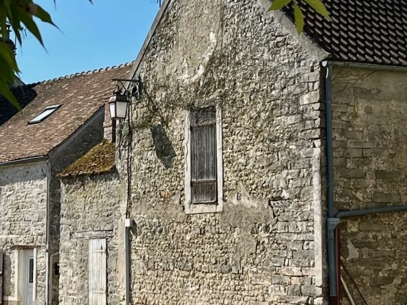 Charmante grange à rénover à Mondeville avec cave voûtée et parking sécurisé