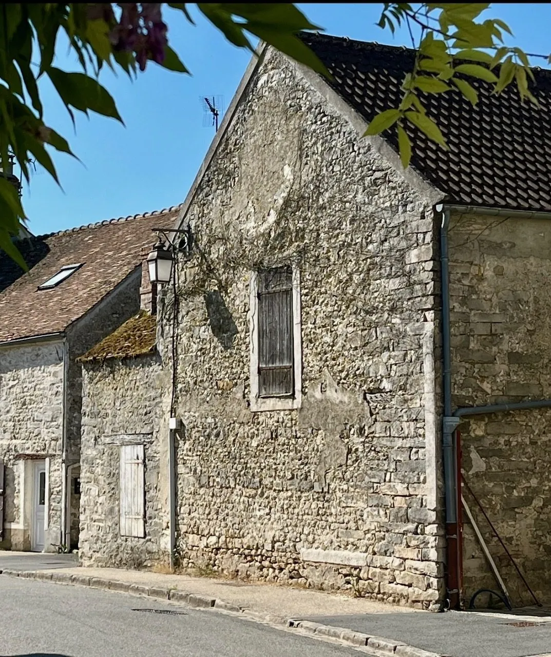 Charmante grange à rénover à Mondeville avec cave voûtée et parking sécurisé 