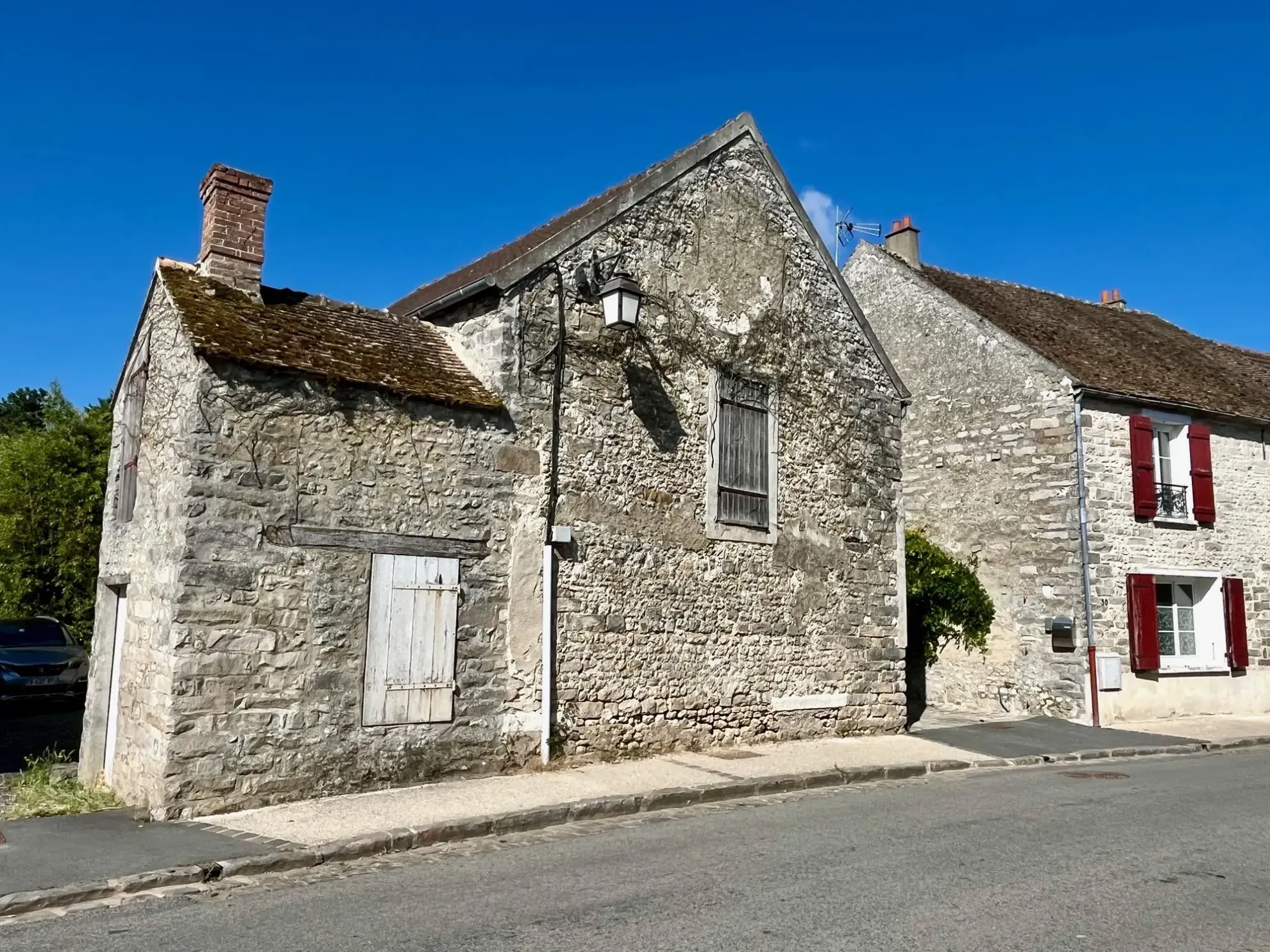 Charmante grange à rénover à Mondeville avec cave voûtée et parking sécurisé 