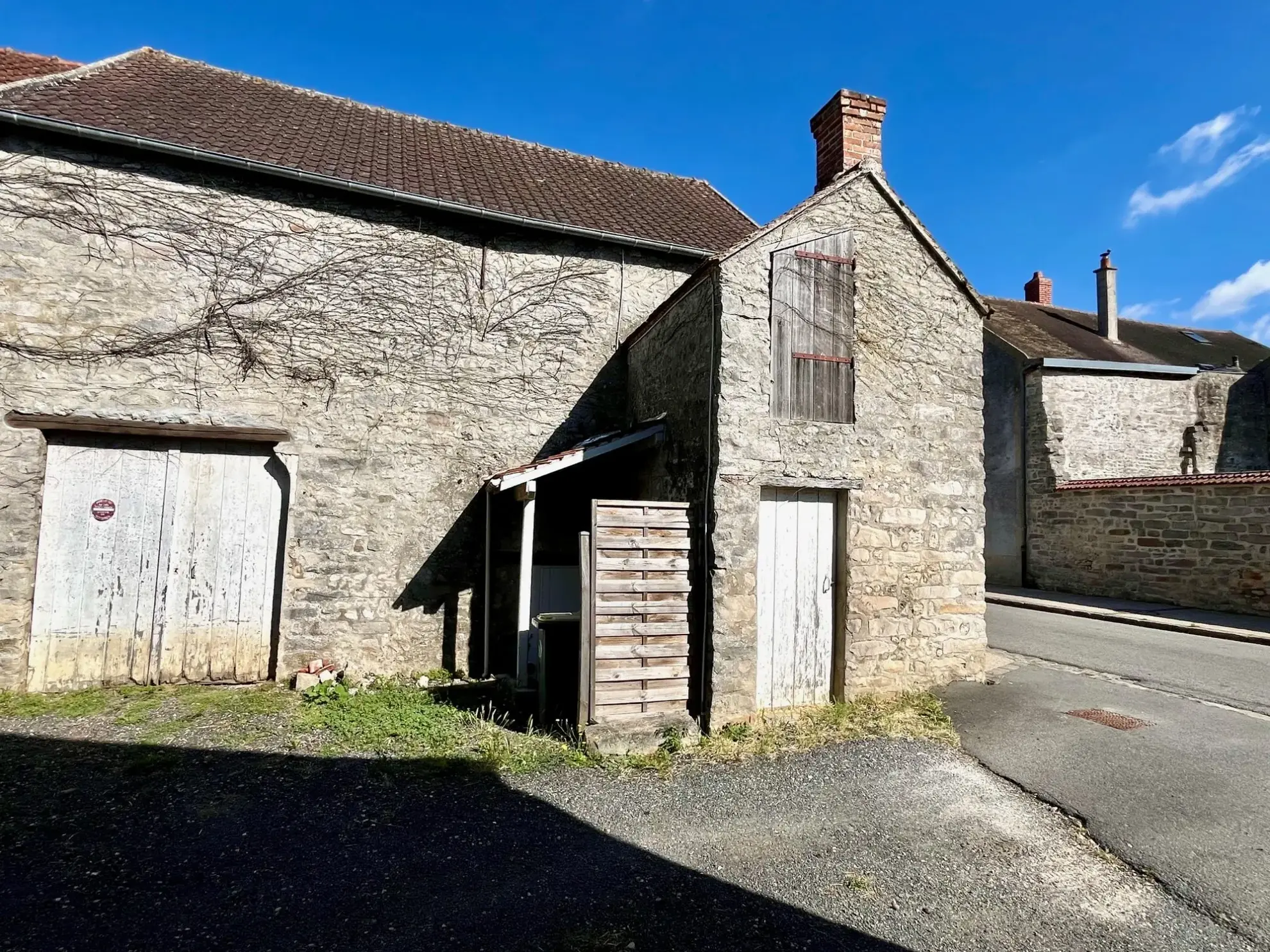 Charmante grange à rénover à Mondeville avec cave voûtée et parking sécurisé 