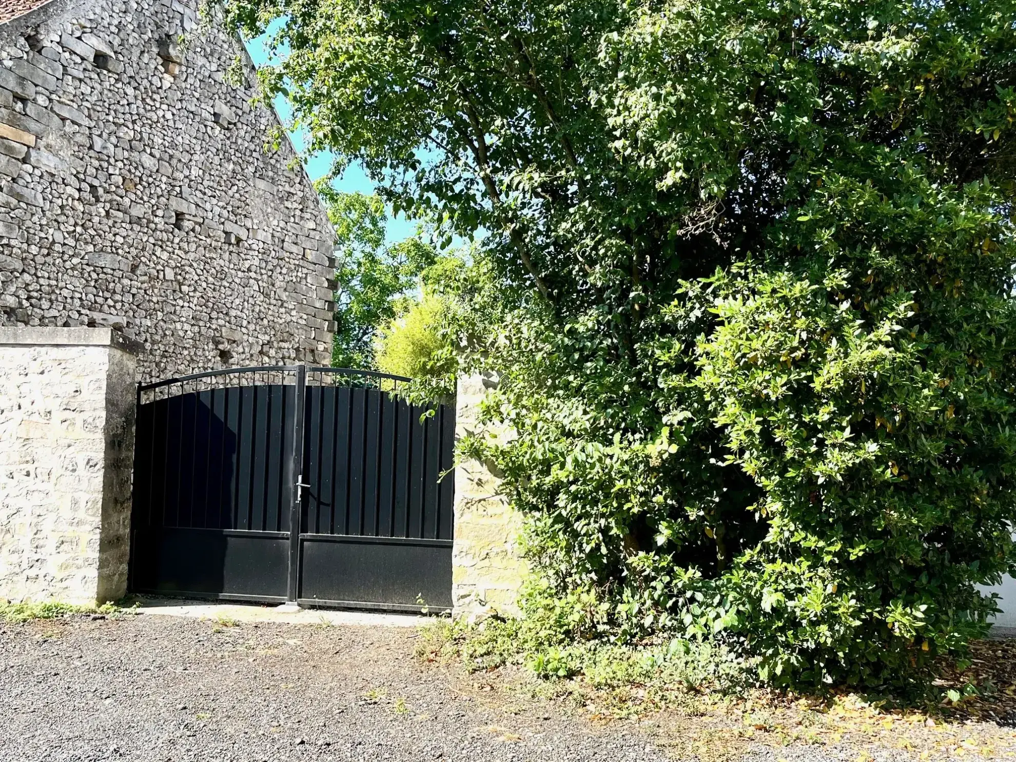 Charmante grange à rénover à Mondeville avec cave voûtée et parking sécurisé 