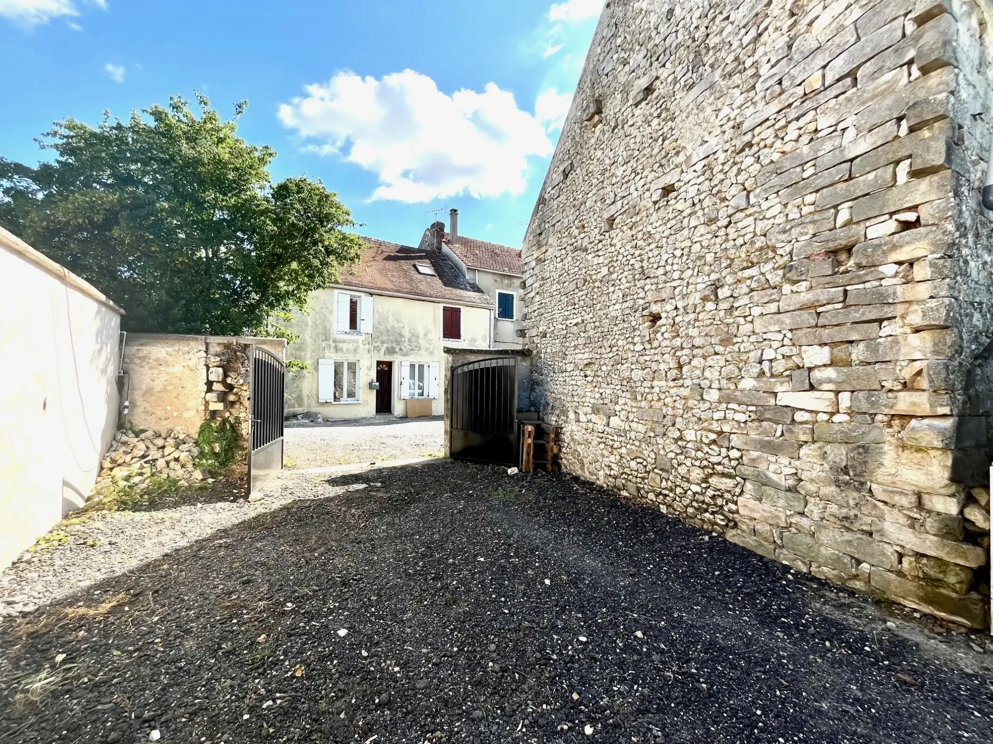 Charmante grange à rénover à Mondeville avec cave voûtée et parking sécurisé 