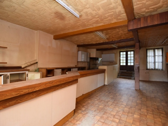 Local commercial avec appartement et espace extérieur à Mauriac – Opportunité d'investissement