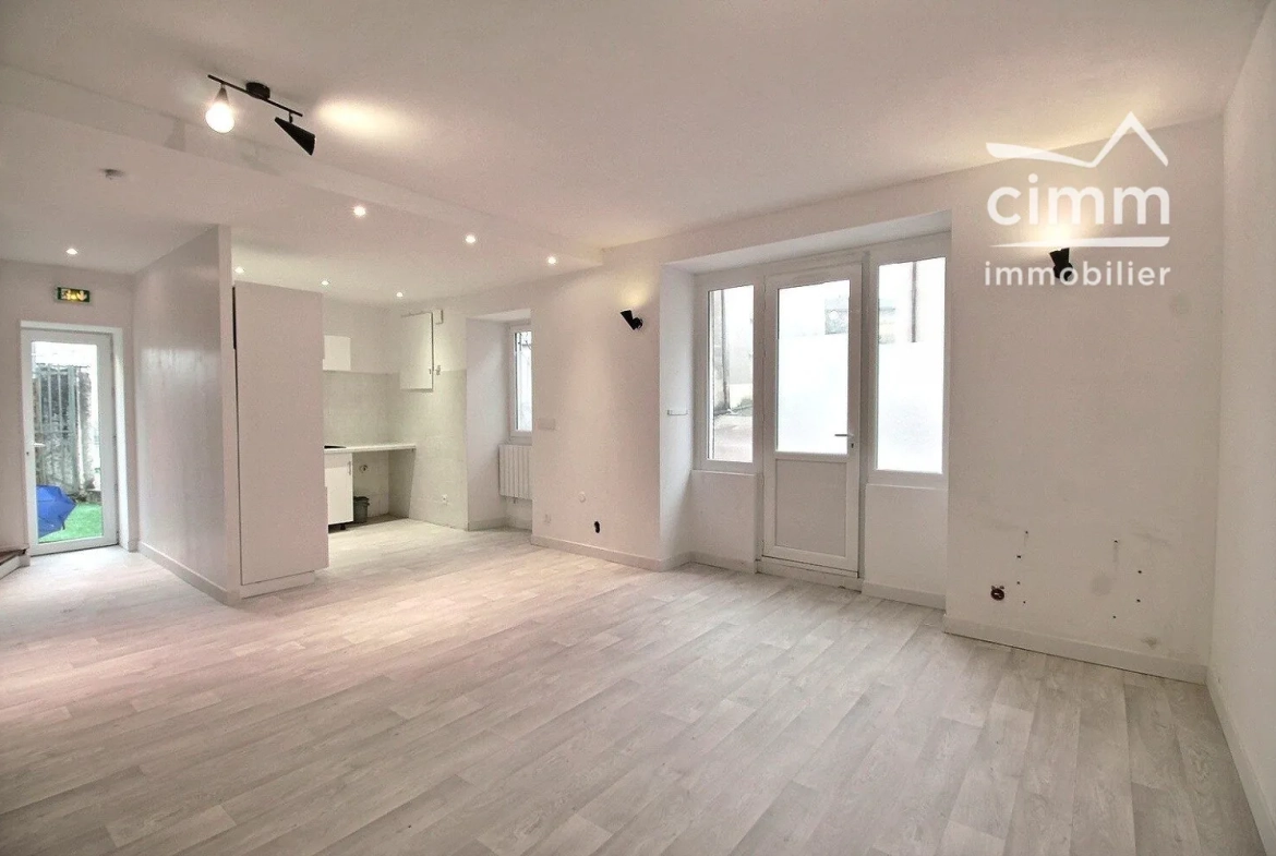 Maison de village à vendre à Chatenay (38980) avec cour extérieure et grande pièce de vie 