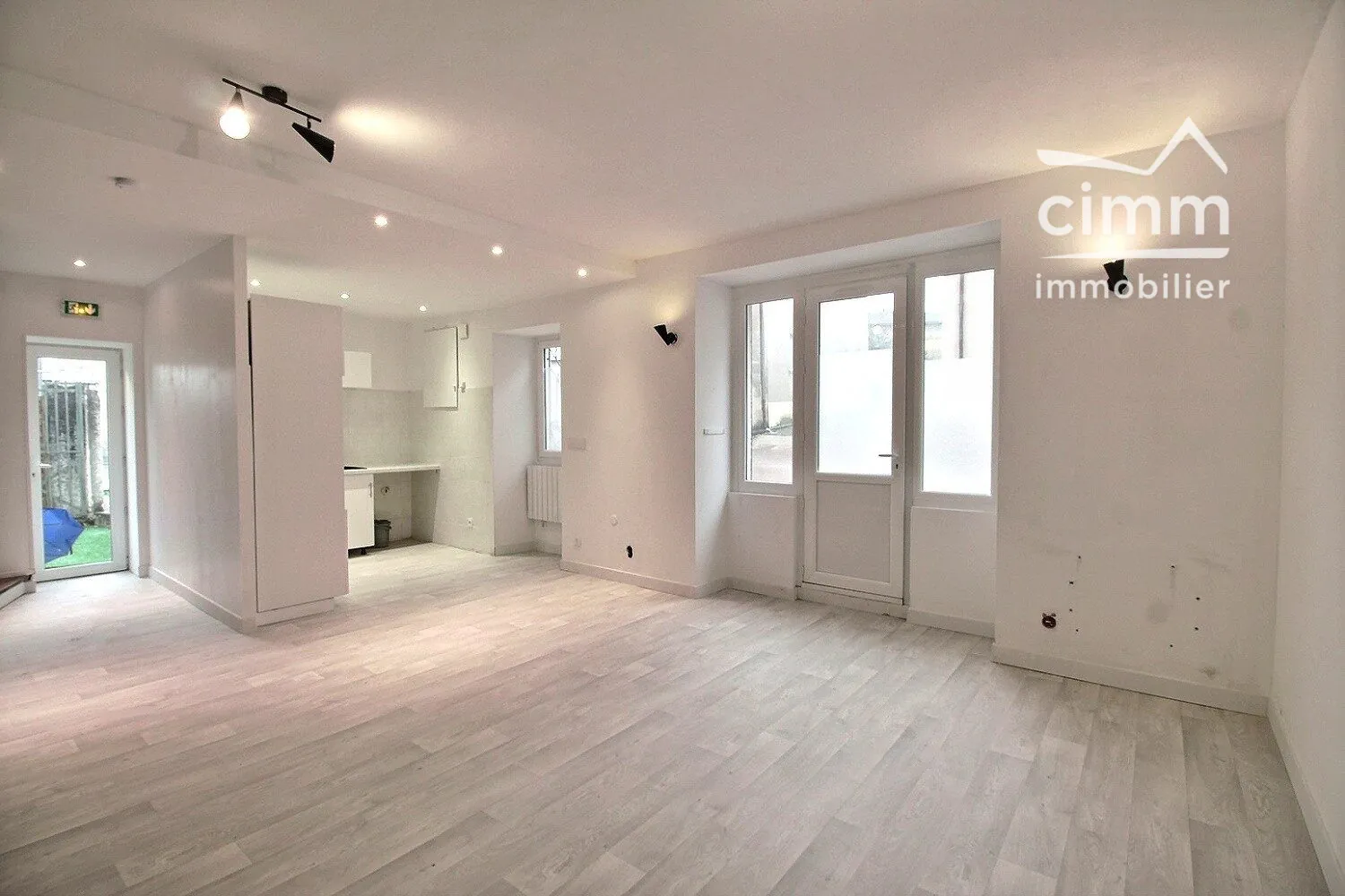 Maison de village à vendre à Chatenay (38980) avec cour extérieure et grande pièce de vie 