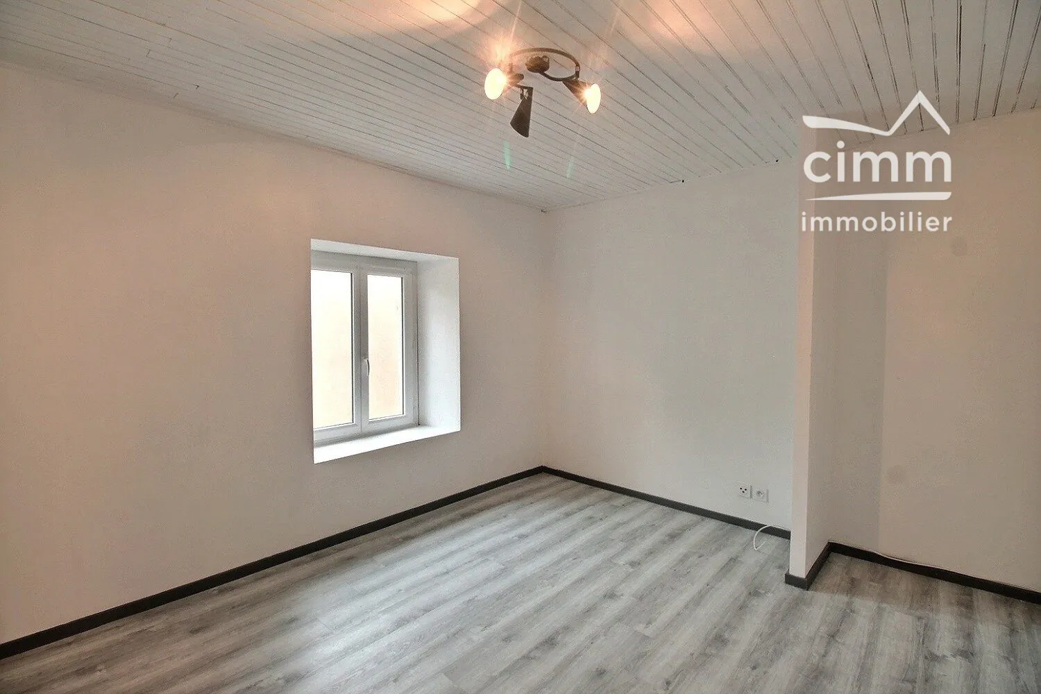 Maison de village à vendre à Chatenay (38980) avec cour extérieure et grande pièce de vie 