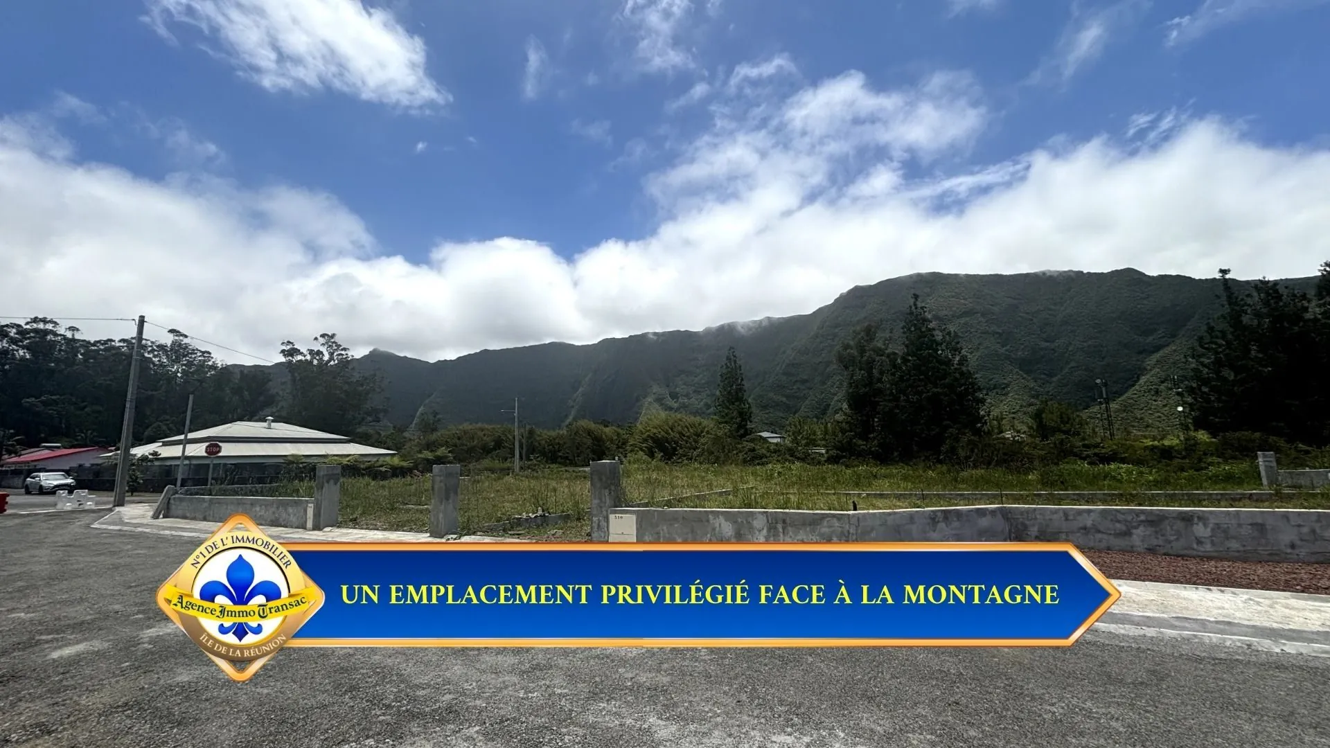 Terrain viabilisé à La Plaine des Palmistes avec vue montagne, proximité écoles et commerces 