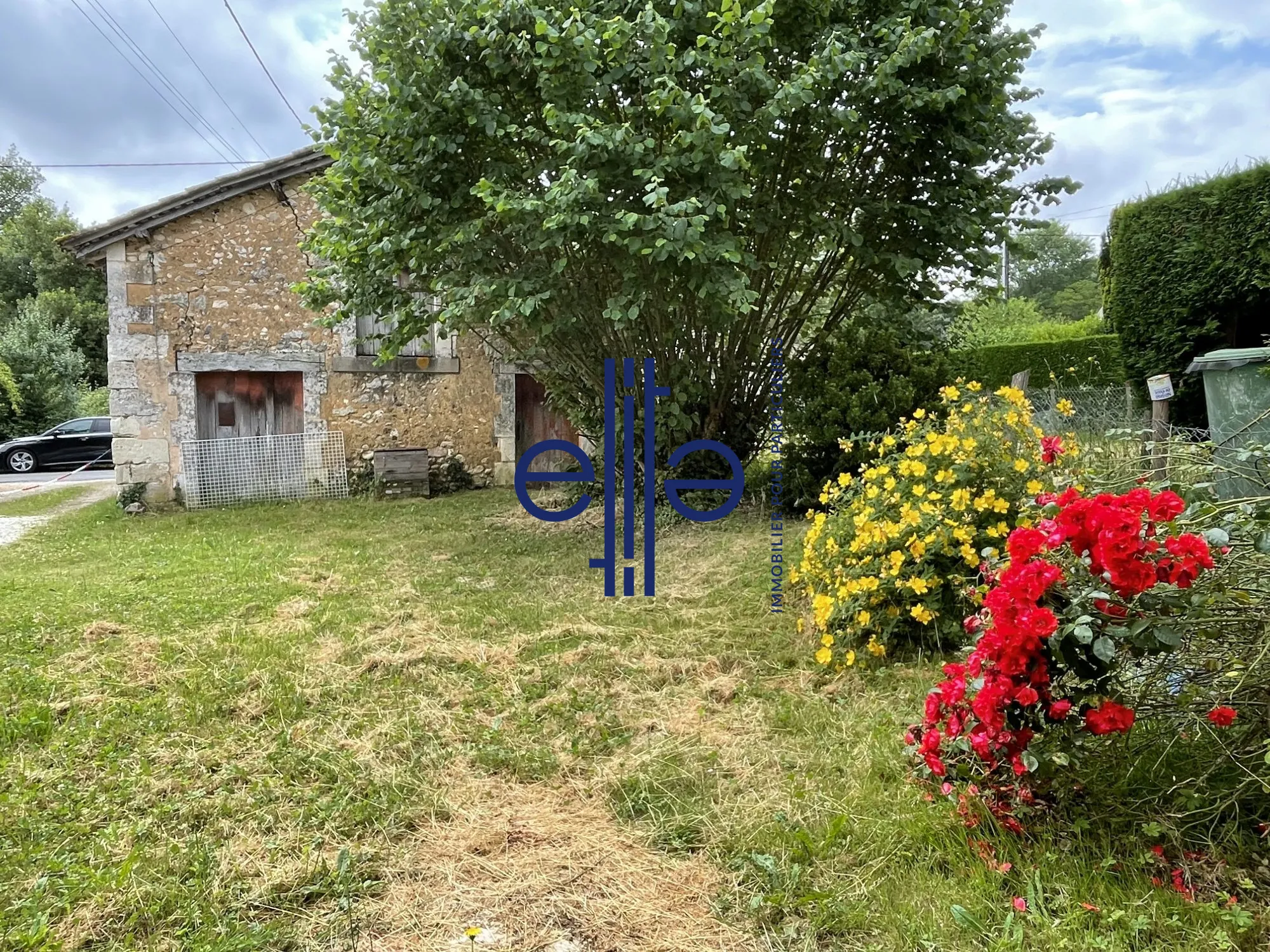 Belle opportunité d'investissement : grange en pierre avec garage à Coulounieix-Bourg 