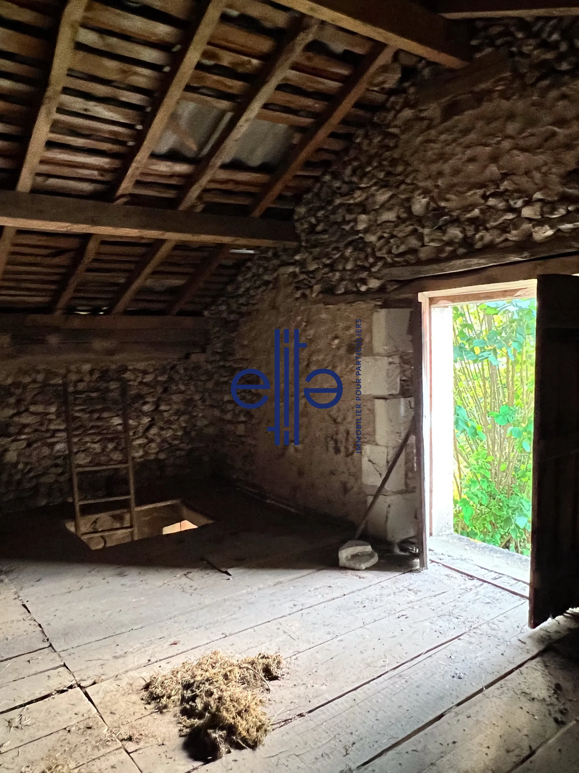 Belle opportunité d'investissement : grange en pierre avec garage à Coulounieix-Bourg 