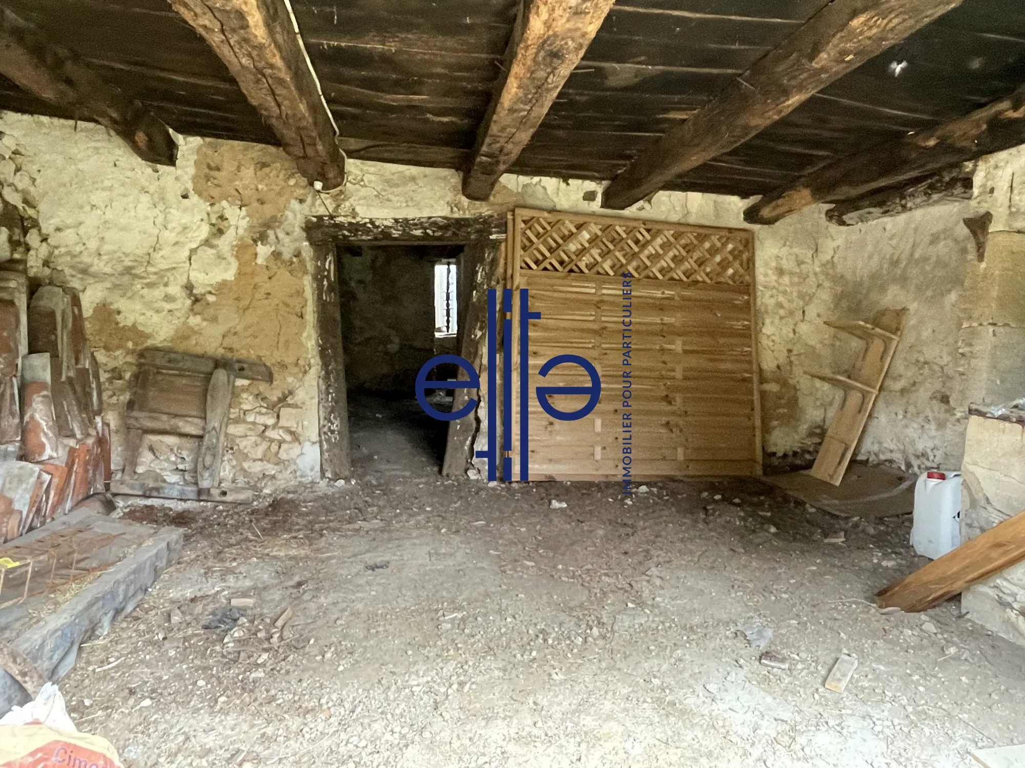 Belle opportunité d'investissement : grange en pierre avec garage à Coulounieix-Bourg 