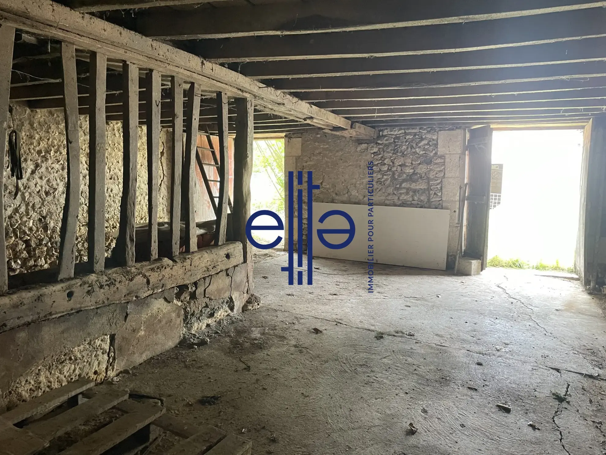 Belle opportunité d'investissement : grange en pierre avec garage à Coulounieix-Bourg 