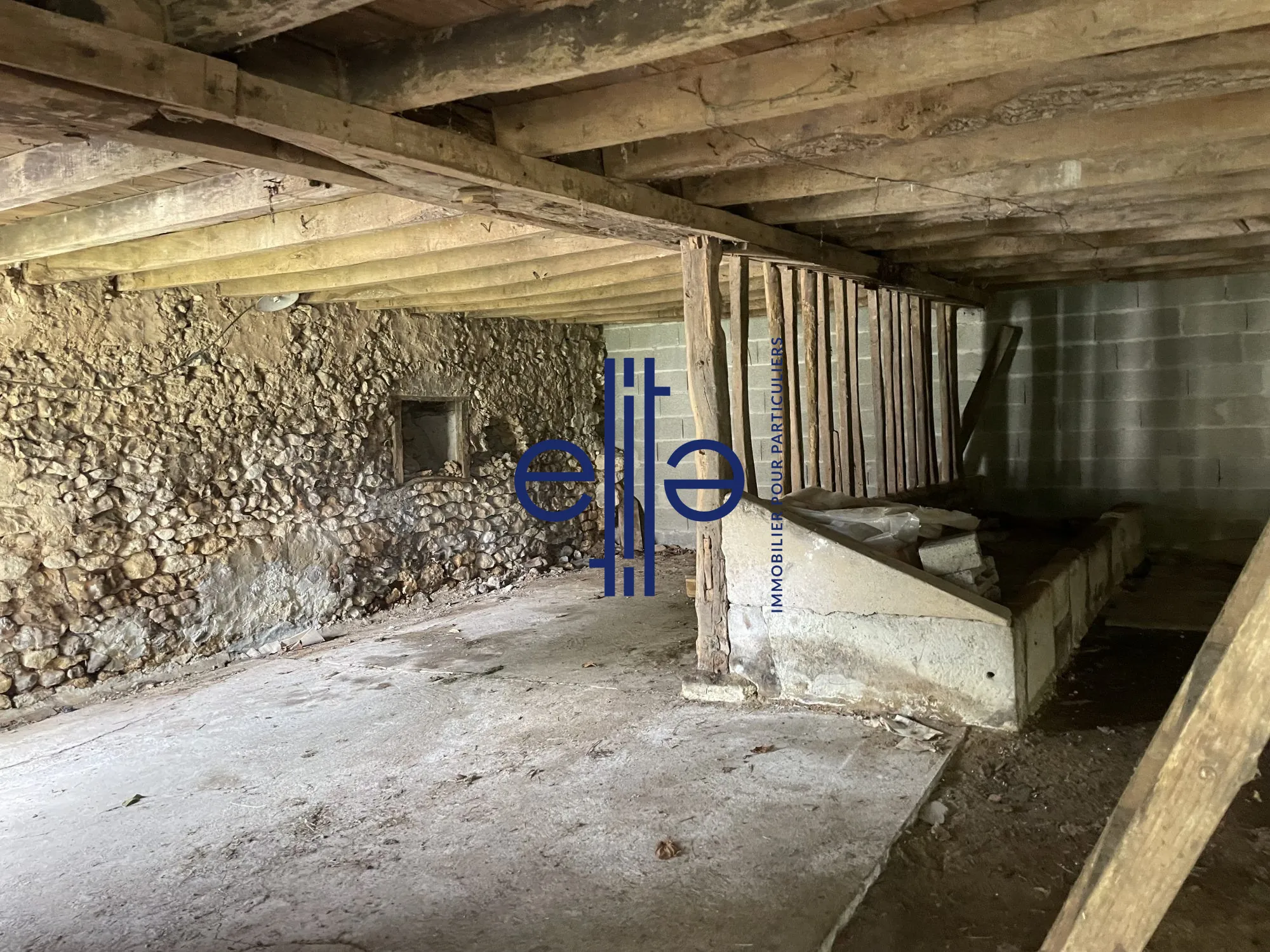 Belle opportunité d'investissement : grange en pierre avec garage à Coulounieix-Bourg 
