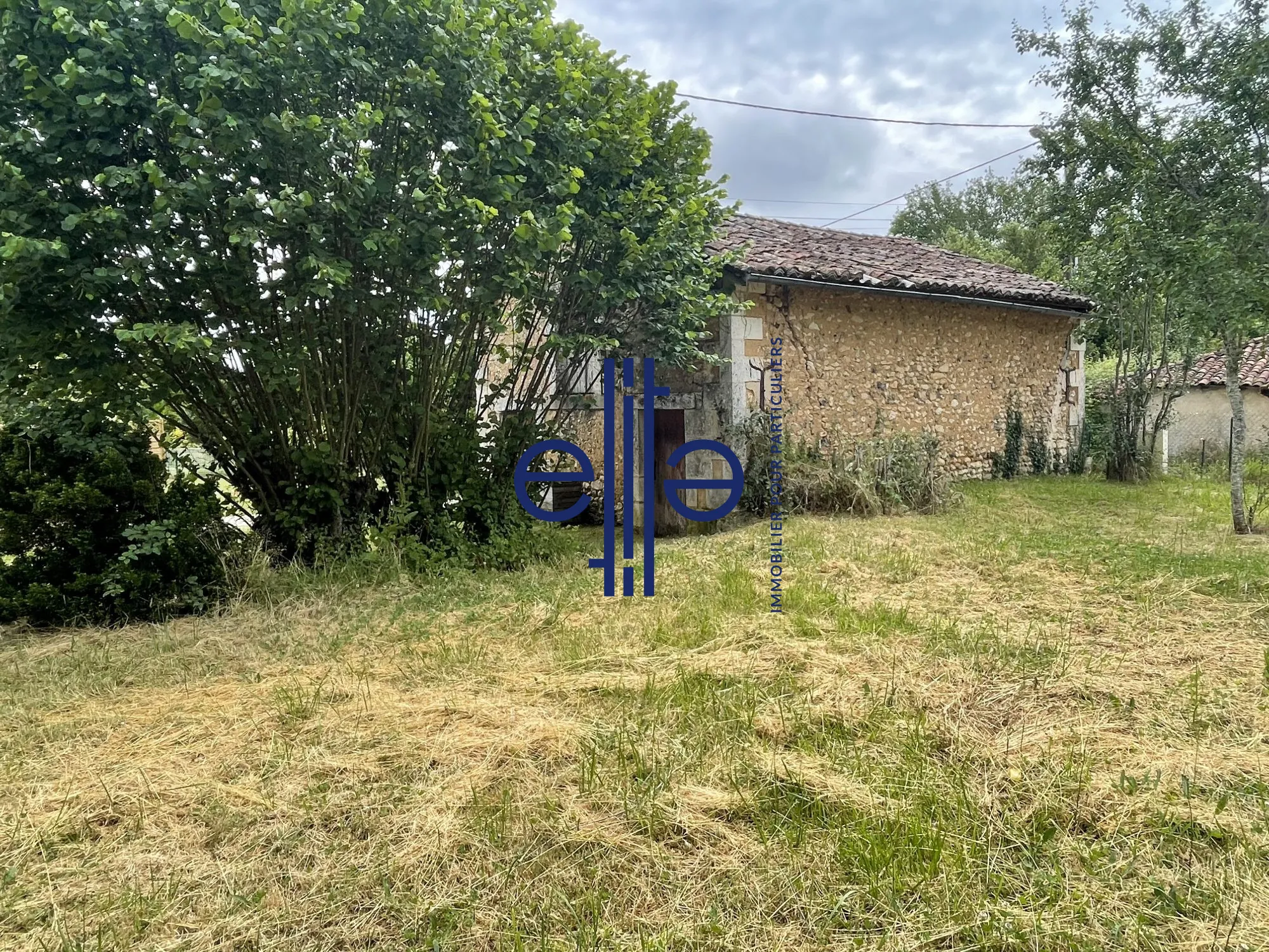 Belle opportunité d'investissement : grange en pierre avec garage à Coulounieix-Bourg 