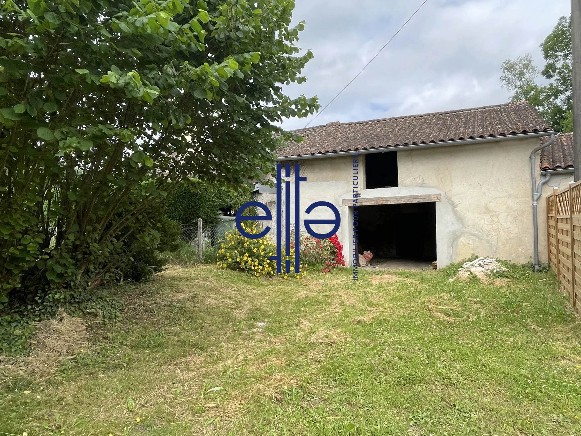 Belle opportunité d'investissement : grange en pierre avec garage à Coulounieix-Bourg 
