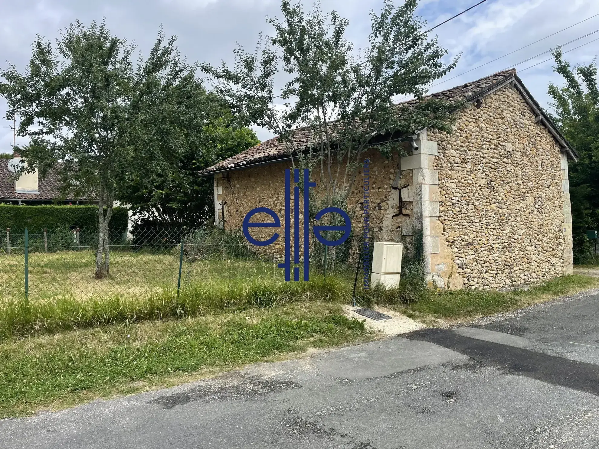 Belle opportunité d'investissement : grange en pierre avec garage à Coulounieix-Bourg 