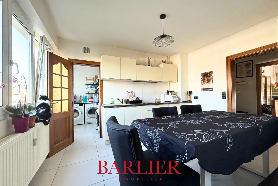 Appartement 4 pièces de 85 m² à Hoenheim avec balcon et parking 