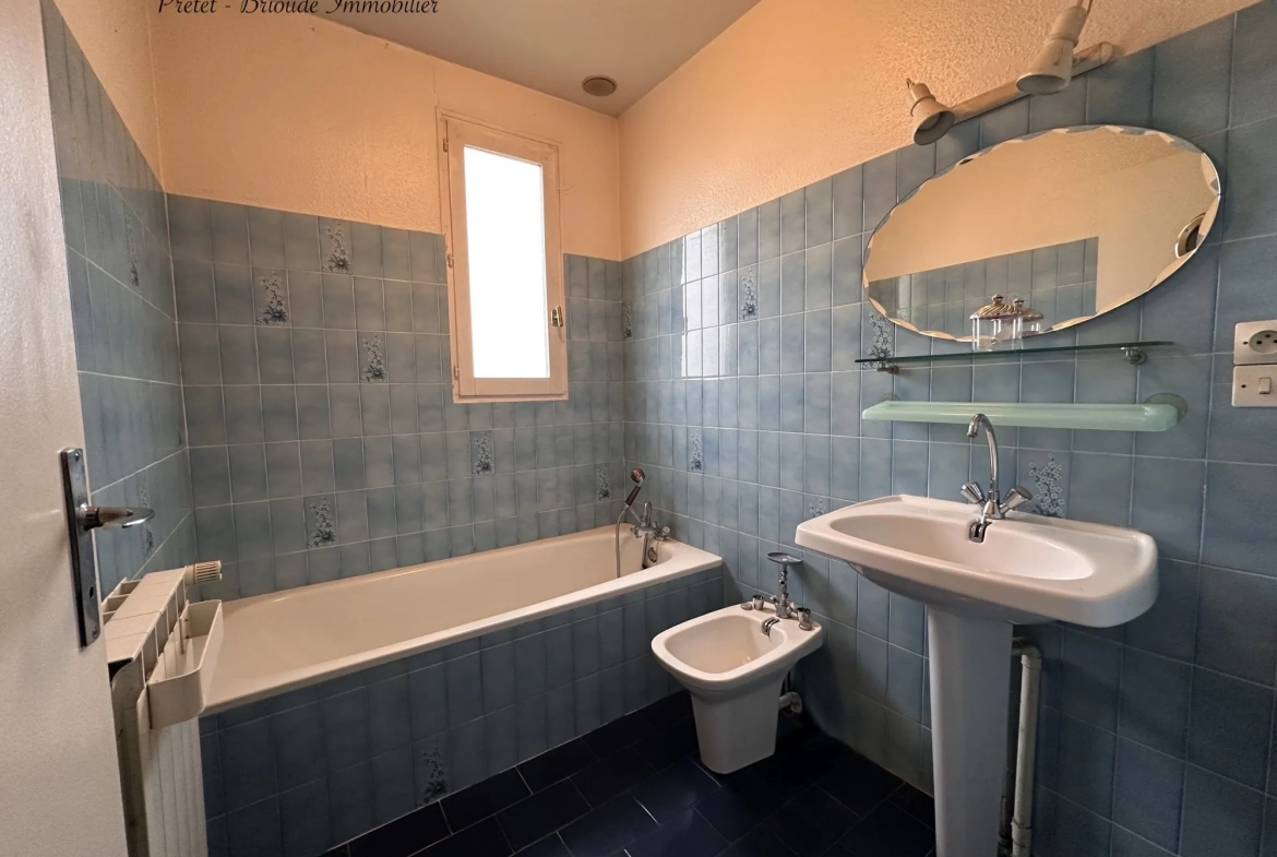 Maison à vendre à Ussel de 115 m² avec grand terrain et garage 