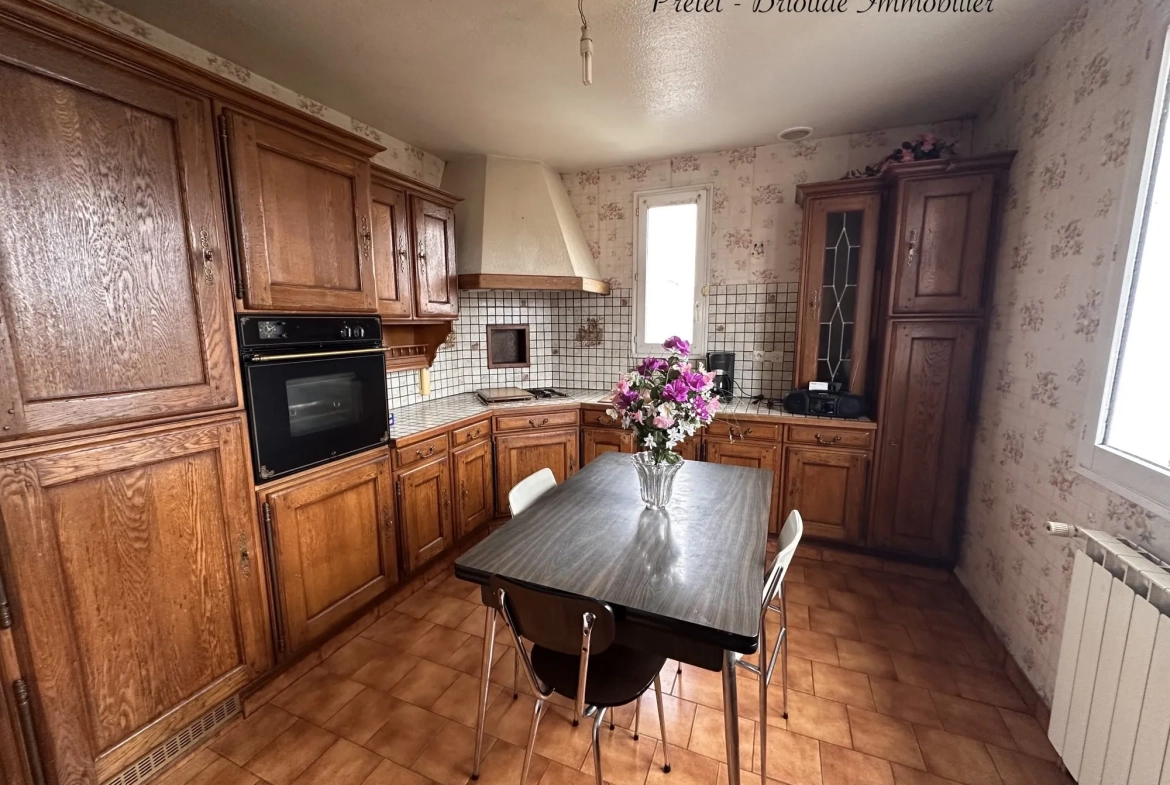 Maison à vendre à Ussel de 115 m² avec grand terrain et garage 