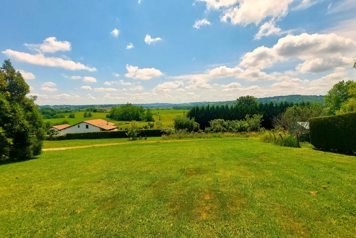 Terrain constructible de 2032 m² avec belle vue à Guiche 