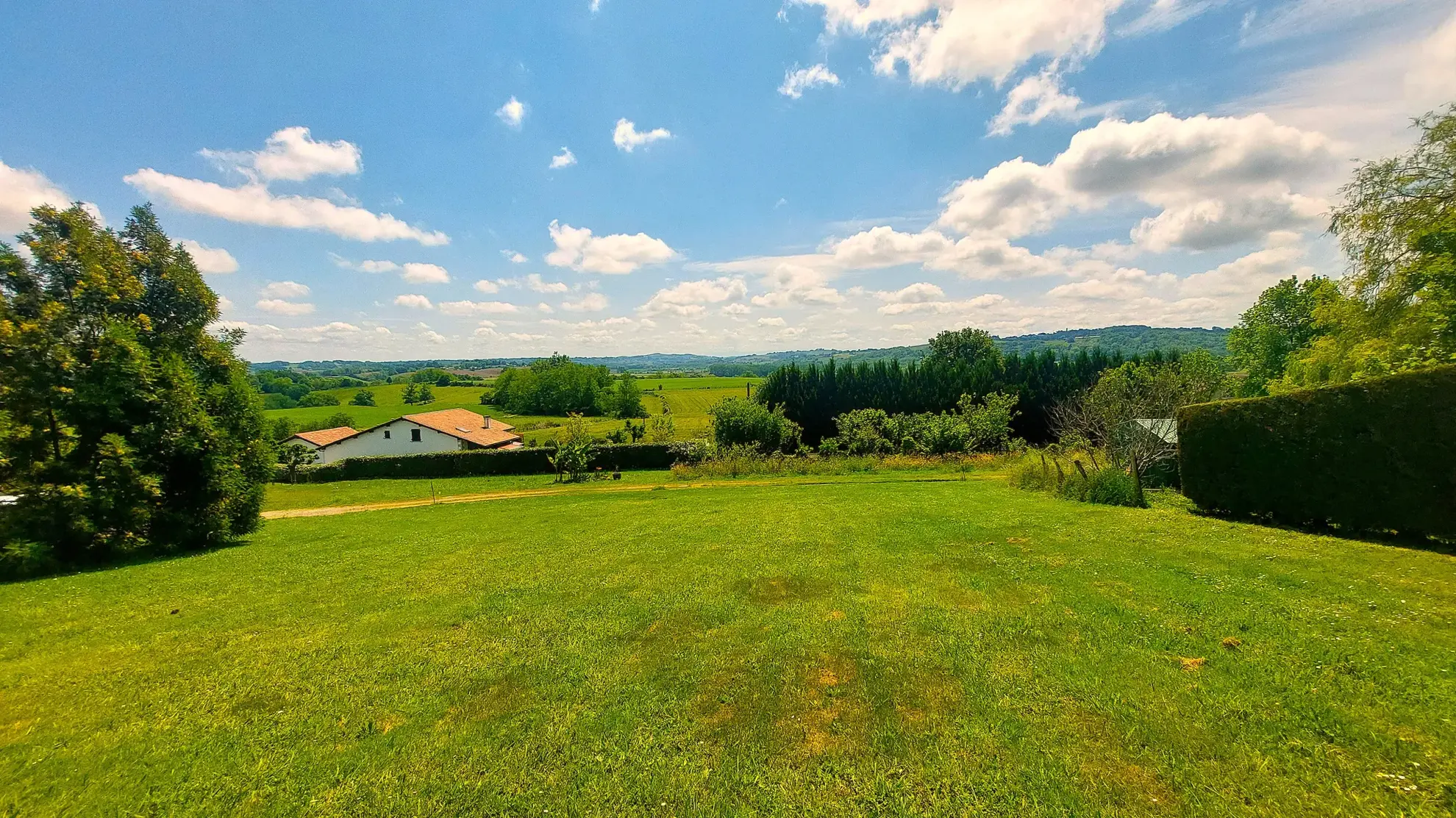 Terrain constructible de 2032 m² avec belle vue à Guiche 