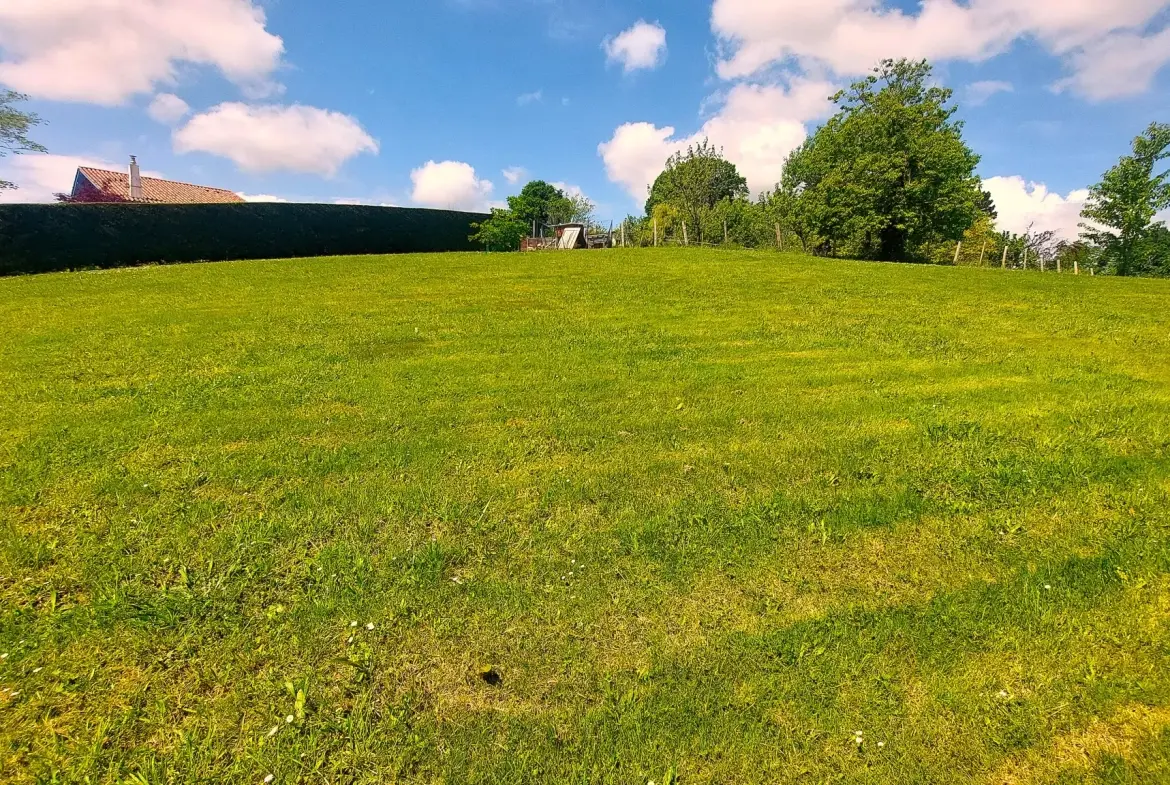 Terrain constructible de 2032 m² avec belle vue à Guiche 