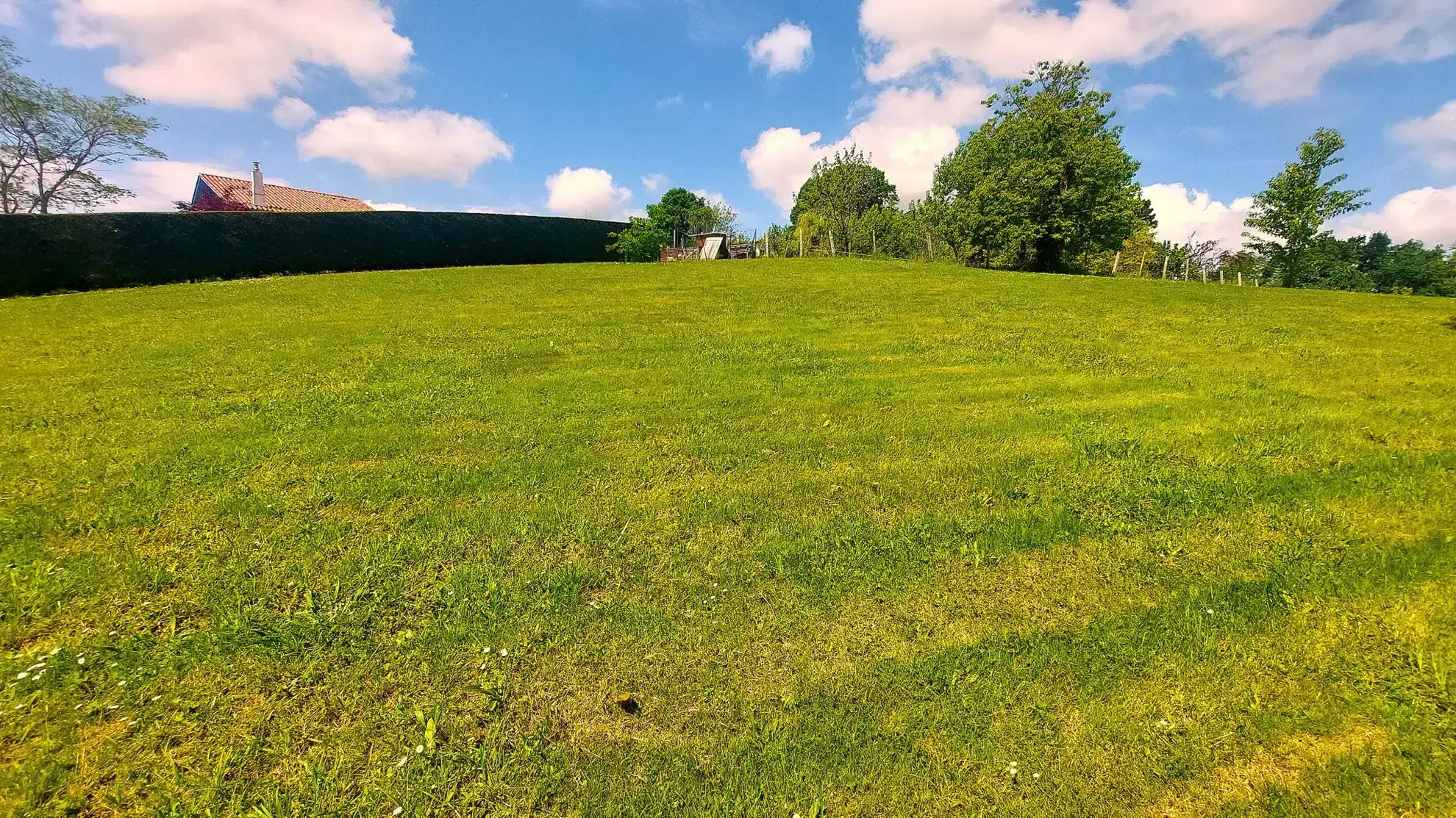 Terrain constructible de 2032 m² avec belle vue à Guiche 