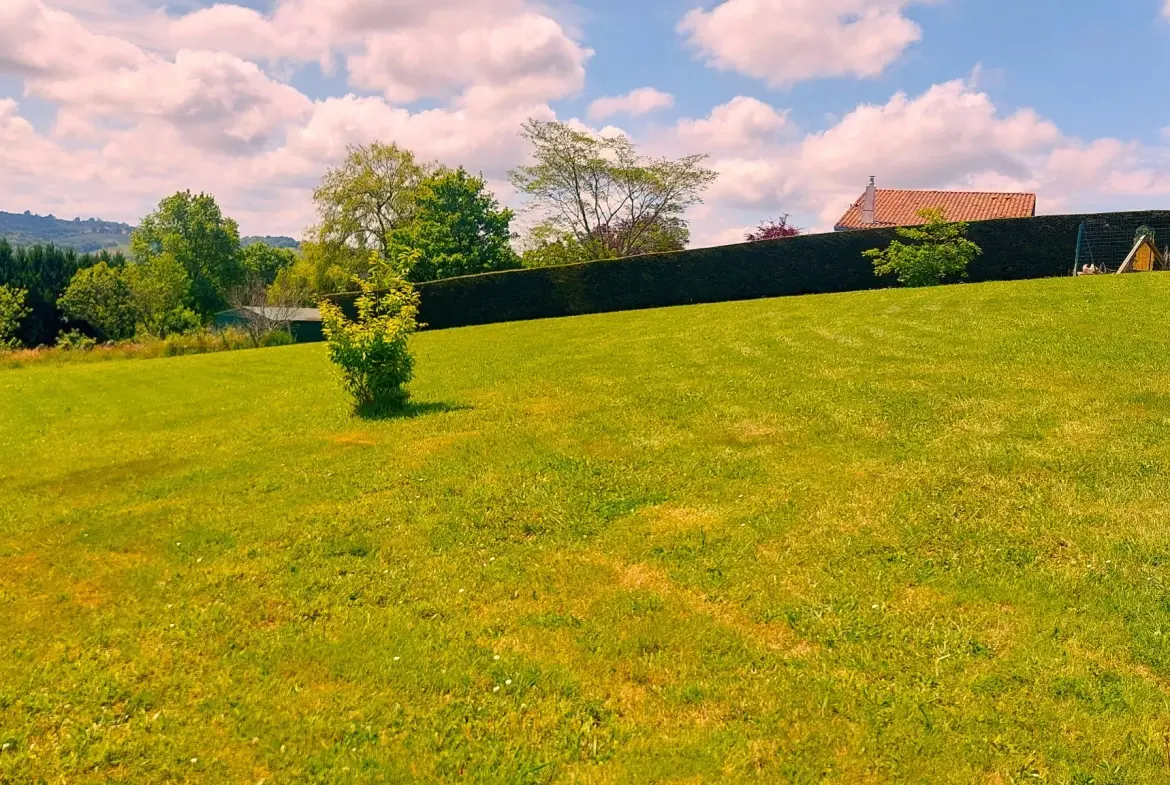Terrain constructible de 2032 m² avec belle vue à Guiche 