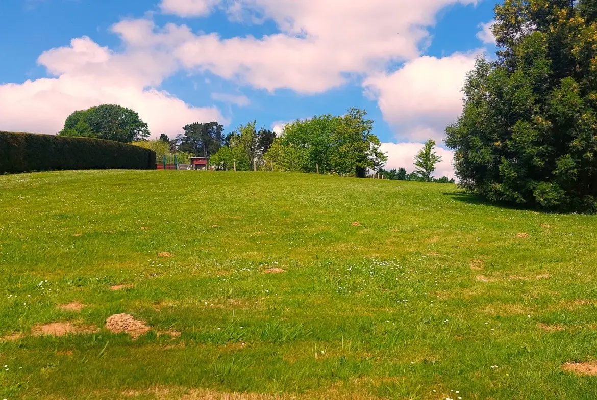 Terrain constructible de 2032 m² avec belle vue à Guiche 