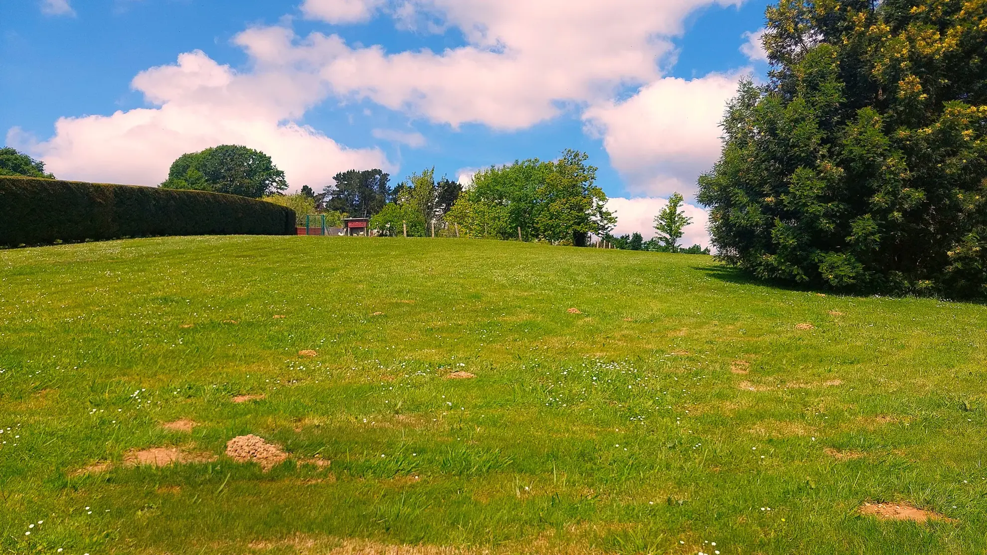 Terrain constructible de 2032 m² avec belle vue à Guiche 