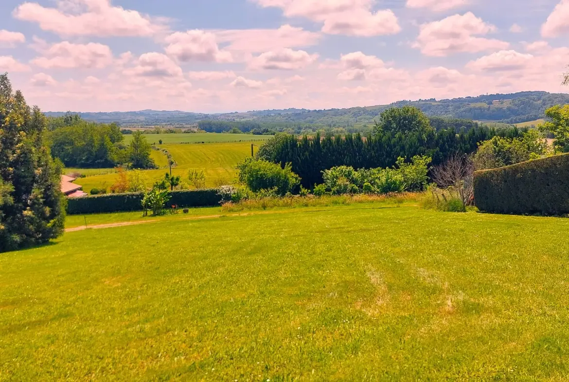 Terrain constructible de 2032 m² avec belle vue à Guiche 